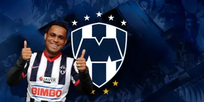 Val Baiano junto al escudo de Rayados de Monterrey / FOTO YOUTUBE