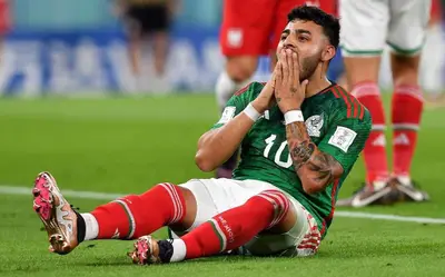 Vega asustó a toda la afición de Chivas tras abandonar el México vs Estados Unidos por un duro golpe.