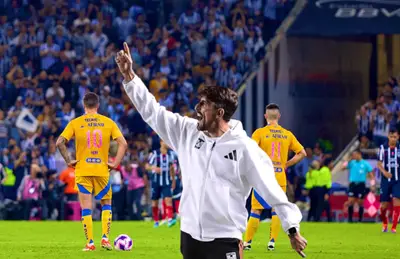 Veljko Paunovic alzando la mano y jugadores de Tigres/Foto Soy Rayado.