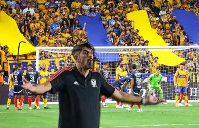 Veljko Paunovic con las manos al aire y jugadores en tiro de esquina/ Foto Tigres.