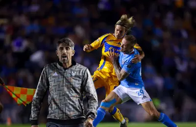 Veljko Paunovic y jugadores de Tigres y Cruz Azul/Foto Zona Deportes Mx.