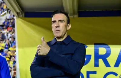 Vicente Sánchez alzando dedo pulgar/Foto Récord.