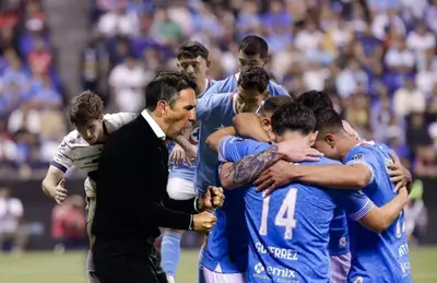 Vicente Sánchez, jugadores de Cruz Azul y Pumas/ Foto La Afición/ Milenio.