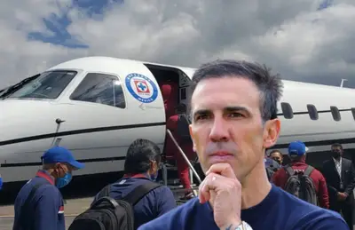 Vicente Sánchez y avión de Cruz Azul/Foto La Razón de México.