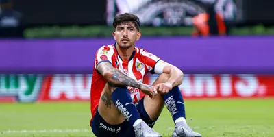 Víctor Guzmán con el jersey de Chivas / FOTO ESTO