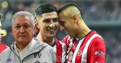 Víctor Manuel Vucetich junto a jugadores de Chivas / FOTO X