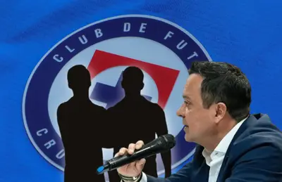 Víctor Velázquez usando micrófono y logo del equipo/Foto Cruz Azul.