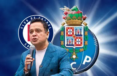 Víctor Velázquez usando micrófono y logos de Cruz Azul y Porto/Foto Wallpaper Cave.