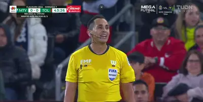 VIDEO | ¿Ayuda a Toluca? Santander fue al VAR. canceló penal y roja para Rayados
