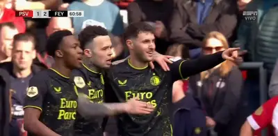 VIDEO | Santiago Giménez calla bocas y anota en el Feyenoord 2 a 2 vs PSV de Lozano