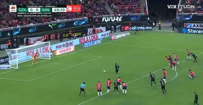 VIDEO | Se le acabó la magia a Preciado, falló el penal y las Chivas respiran