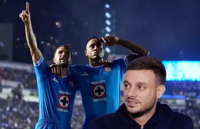 Willer Ditta a Ignacio Rivero celebrando, Martín Anselmi a un lado/Foto Eleese Noticias.