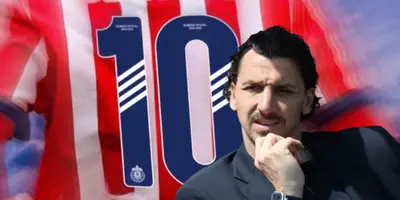 Zlatan Ibrahimovic junto al 10 de Chivas / FOTO GETTY IMAGES