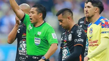 Árbitro señala una juagada, mientras jugadores de América y Pachuca observan / Soy Fútbol 