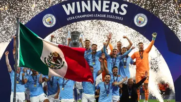 Manchester City campeón de la Champions League, a la izquierda bandera de México / AFP 
