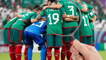 Selección mexicana de fútbol reunida y una mano con una lupa / Imago