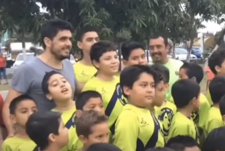 Matute Morales junto a jóvenes futbolistas / FOTO AL-FIL