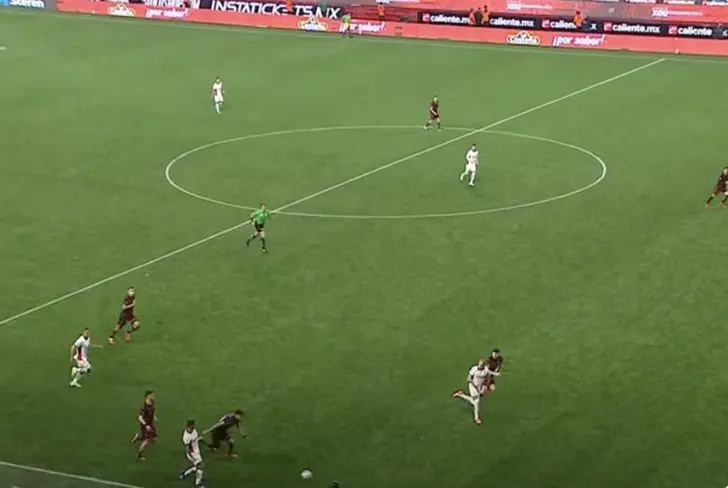 El fuera de juego previo a la jugada que culminó en el 1er gol anulado de Hernández