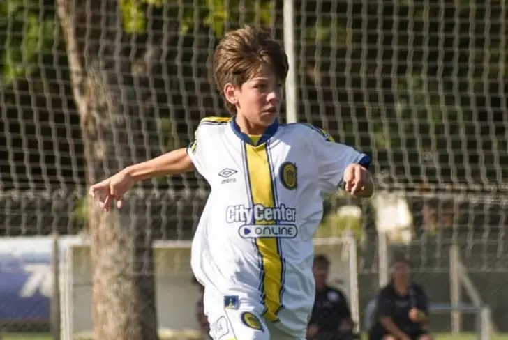 Santi Delgado con la playera de Rosario Central / FOTO SECTOR BÁSICAS