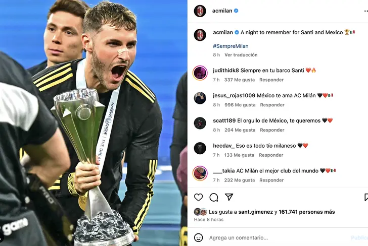 Santiago Giménez recibe felicitaciones del AC Milán