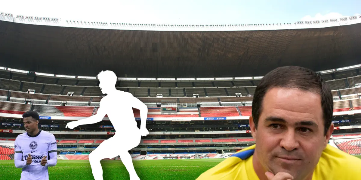 André Jardine en el Estadio Azteca viendo a un futbolista y Javairo Dilrosun a su lado.
