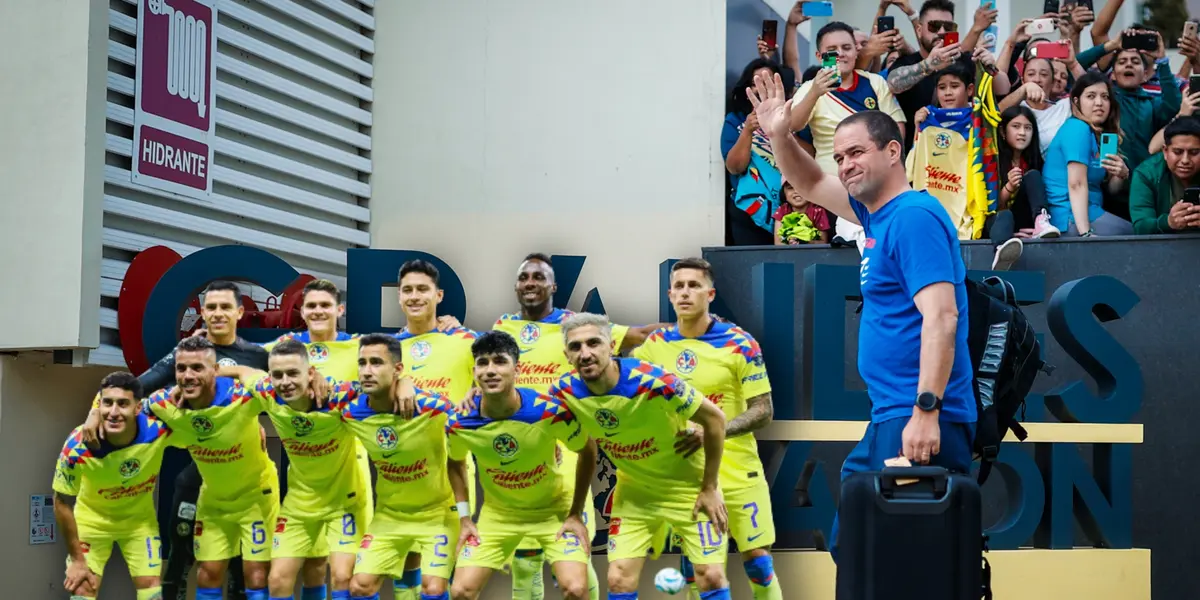 André Jardine saludando y futbolistas del América posando/ Foto América.