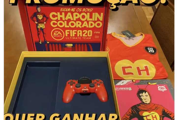 Éverton vendiendo Play Station con temática del Chapulín Colorado / FOTO FACEBOOK