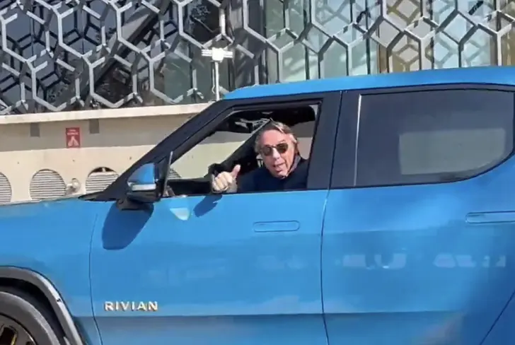 Emilio Azcárraga en su Rivian T1
