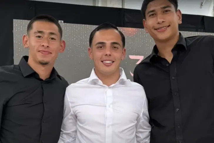 Hugo Camberos y canteranos de Chivas graduándose del bachillerato / FOTO FUTBOLTUBER