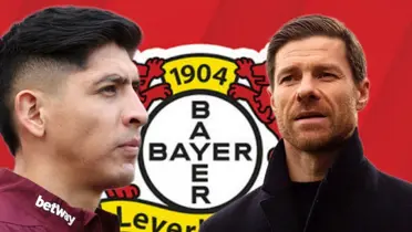 Edson Álvarez y Xabi Alonso, al fondo el escudo del Bayer Leverkusen / Foto Getty