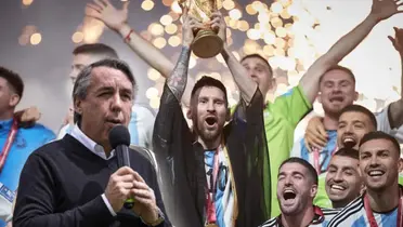 Emilio Azcárraga con micrófono y jugadores de Argentina levantado campeonato/ Foto Goal.