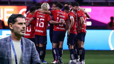 Fernando Hierro junto a jugadores de Chivas / FOTO X