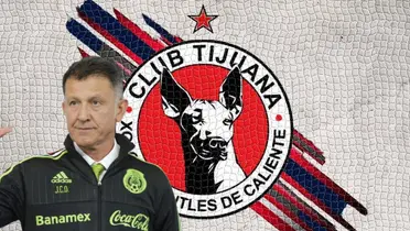 Juan Carlos Osorio junto al escudo de Xolos de Tijuana / FOTO EFE