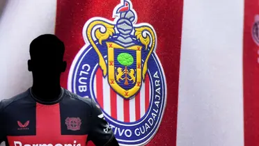 Jugador incógnito del Bayer Leverkusen junto al escudo de Chivas / FOTO IMAGO7