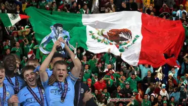 Jugadores del Manchester City Sub 18 campeón junto a la afición mexicana / FOTO Manchester City