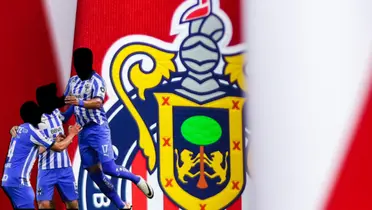 Jugadores incógnitos de Rayados junto al escudo de Chivas / FOTO X
