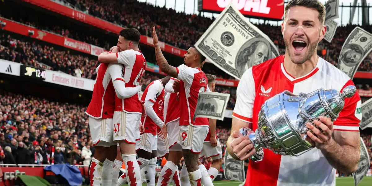 Santiago Giménez con billetes volando y jugadores del Arsenal Foto: Libertad Digital 