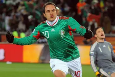 Una de las grandes glorias del futbol mexicano levanta la mano y se acerca como DT del Tri.