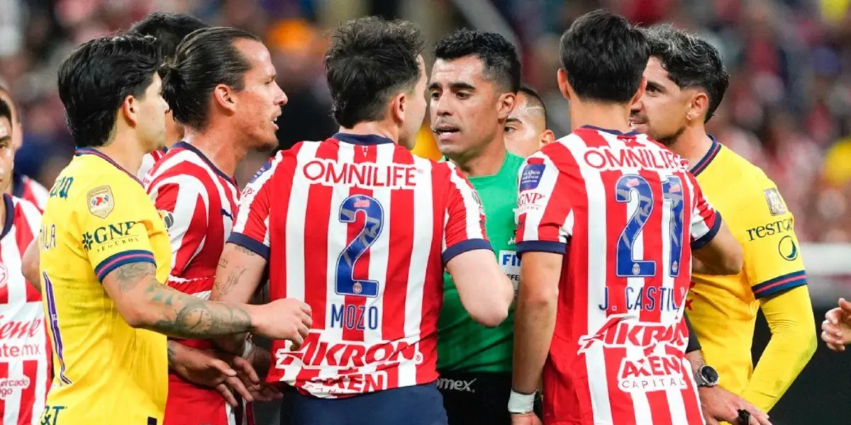 Adonai Escobedo rodeado de jugadores/ Foto Fútbol Picante.