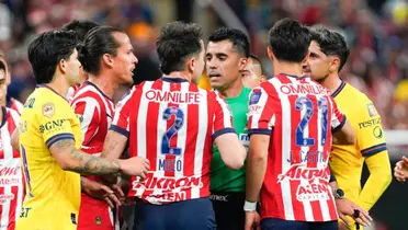 Adonai Escobedo rodeado de jugadores/ Foto Fútbol Picante.