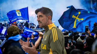 Afición del Real Oviedo de fondo, tomado de Relevo, con Paunoviç al frente