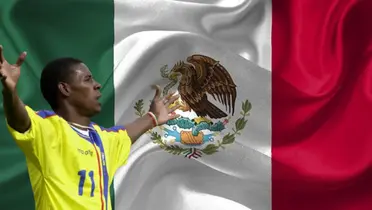 Agustín Delgado junto a la bandera de México / FOTO ELUNIVERSO