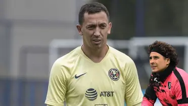 Agustín Marchesín en entrenamiento con el América. Ochoa en calentamiento de Salernitana. Foto: Récord.