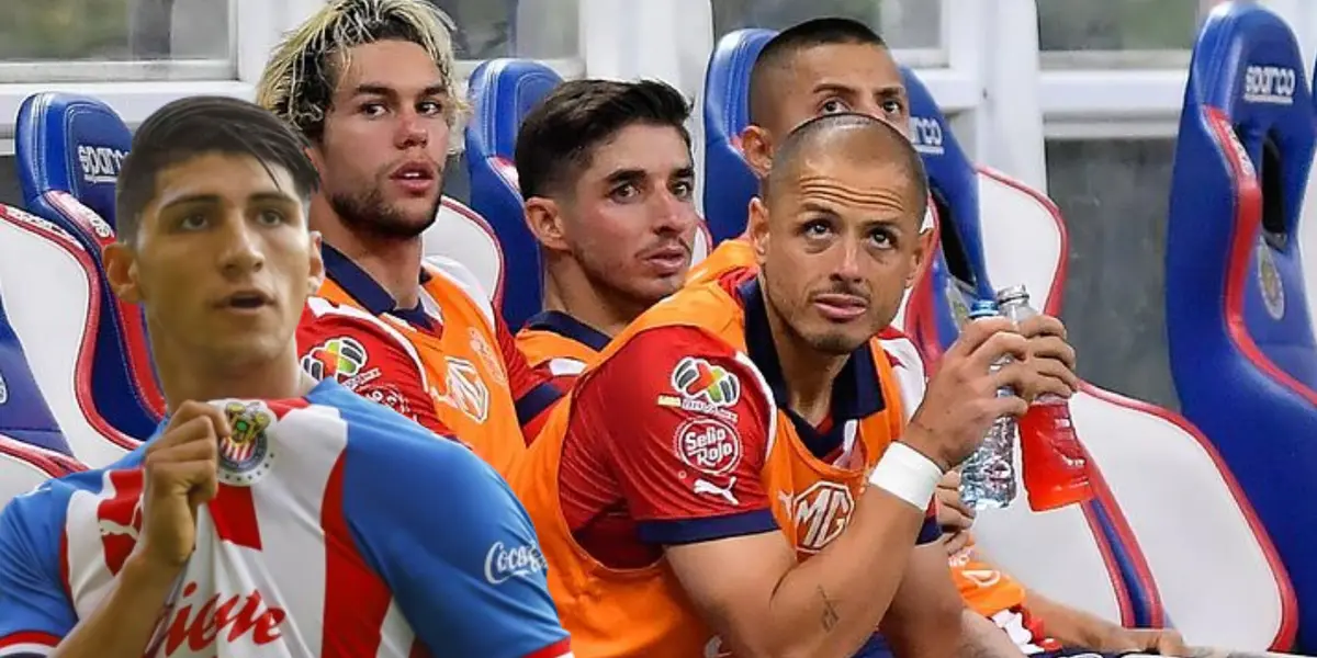 Alan Pulido junto a futbolistas de Chivas / FOTO X