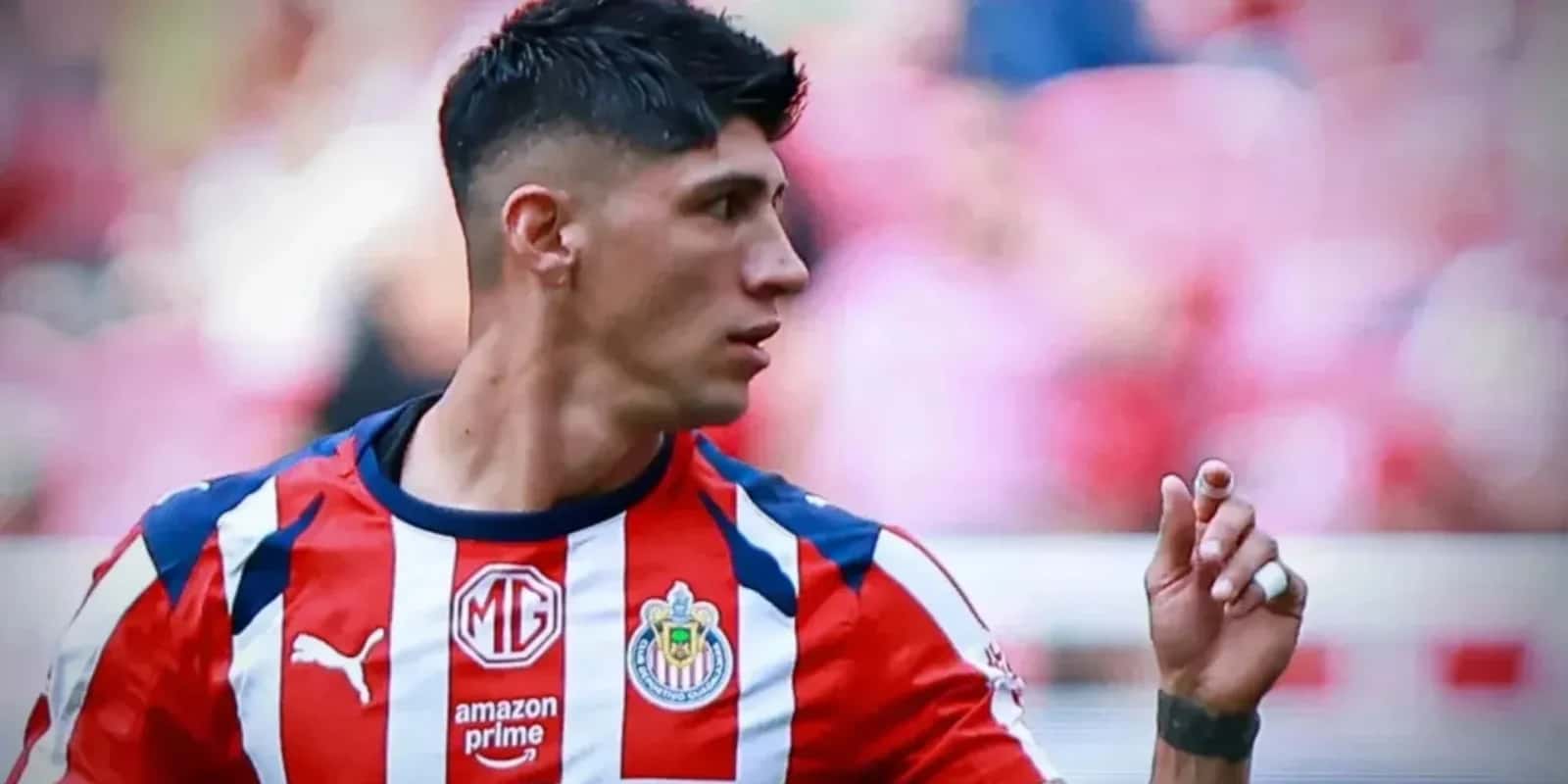Alan Pulido sería mandado a la congeladora si decide quedarse en Chivas