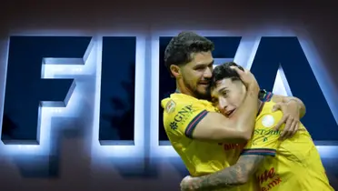 Alejandro Zendejas siendo consolado por Henry Martín y logo de la FIFA/ Foto DAZN.