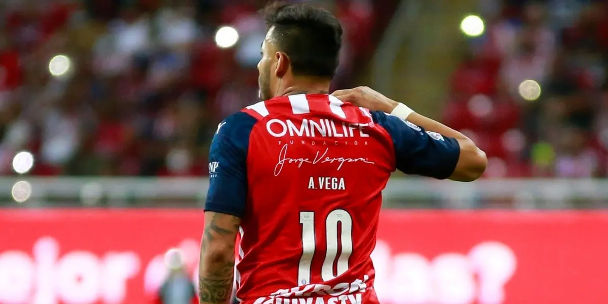 Alexis Vega con el jersey de Chivas / FOTO SOY FÚTBOL