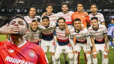 Alexis Vega junto a los jugadores de Chivas / FOTO TV AZTECA