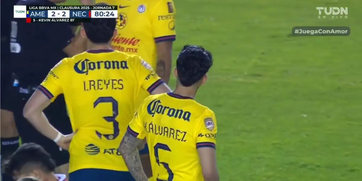 Álvarez tras ser expulsado. Captura de TUDN