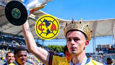Álvaro Fidalgo alzando trofeo y logo del América/ Foto Águilas Monumental.